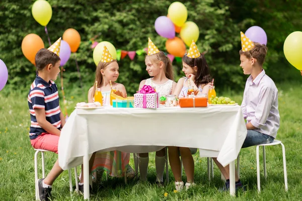 Crianças felizes na festa de aniversário no jardim de verão — Fotografia de Stock