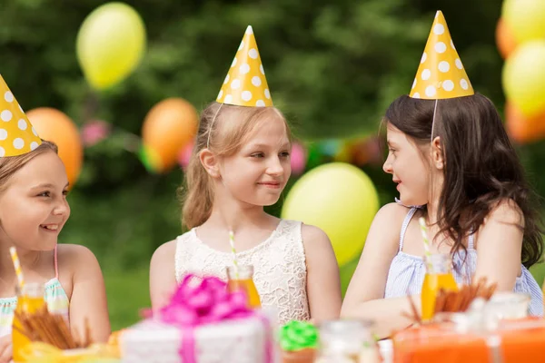 Glada tjejer på födelsedagsfest på sommarträdgård — Stockfoto