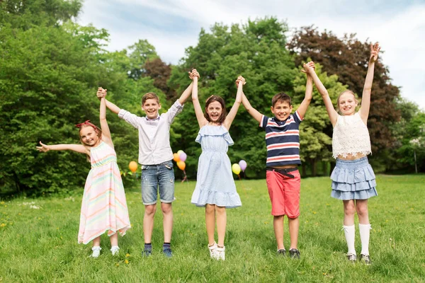 Urlaub Kindheit Und Festkonzept Fröhliche Kinder Haben Spaß Bei Geburtstagsparty — Stockfoto