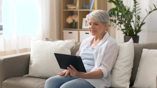 Senior vrouw met video chat op tablet pc — Stockvideo