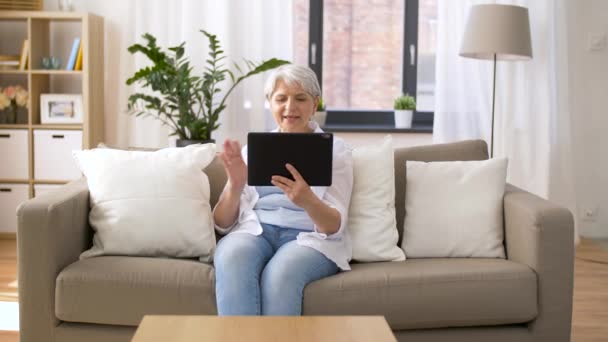 Seniorin mit Videochat auf Tablet-PC — Stockvideo