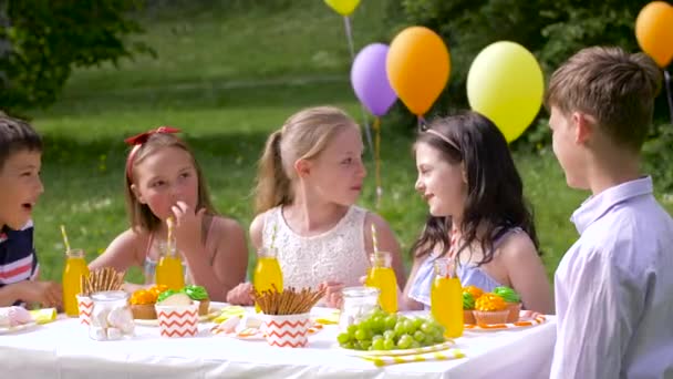 Joyeux enfants sur fête d'anniversaire au jardin d'été — Video