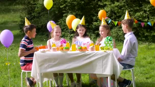 Crianças felizes com presentes na festa de aniversário no verão — Vídeo de Stock