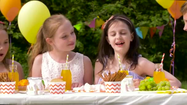 Щасливі діти на вечірці на літньому саду — стокове відео