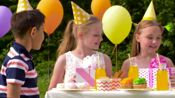 Kids cadeaus geven verjaardag kind op feestje — Stockvideo