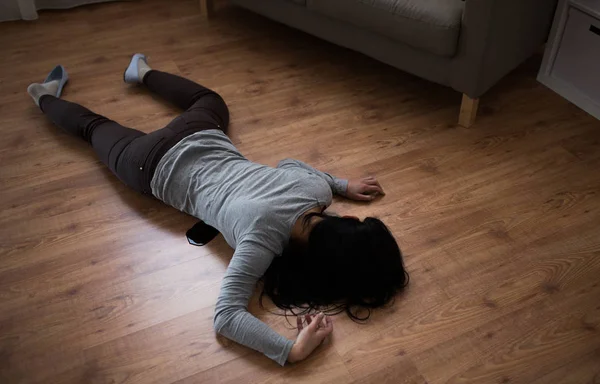 Dead woman body in blood on floor at crime scene — Stock Photo, Image