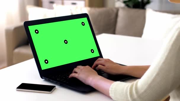 Kvinnliga händer att skriva på laptop med grön skärm — Stockvideo