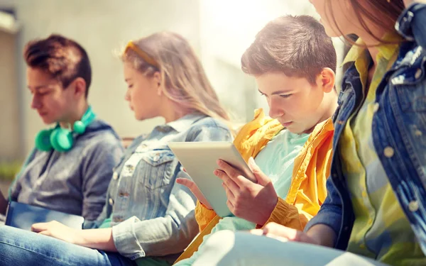 Amis ou étudiants avec tablette PC à l'extérieur — Photo