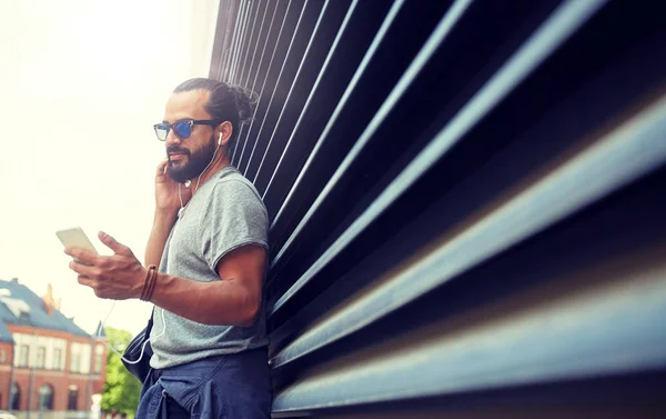 Hombre con auriculares y Smartphone en la calle City —  Fotos de Stock