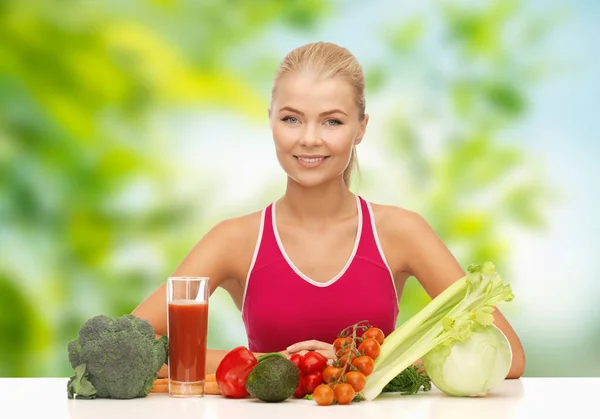 Femme avec des aliments et boissons aux légumes — Photo