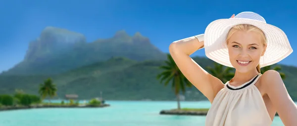 Mooie vrouw geniet van zomer bora bora beach — Stockfoto