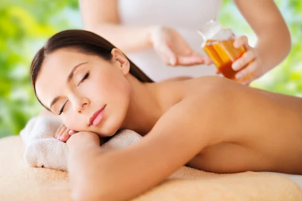 Nahaufnahme der schönen Frau mit Massage im Wellnessbereich — Stockfoto