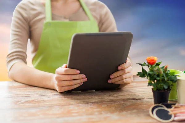 Primer plano del jardinero femenino con la PC de la tableta —  Fotos de Stock
