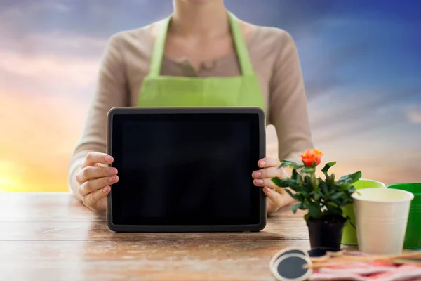 Primer plano del jardinero femenino con la PC de la tableta —  Fotos de Stock