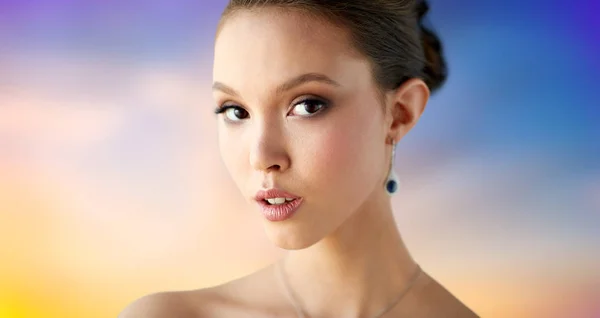 Közelkép a gyönyörű nő arcát fülbevaló — Stock Fotó