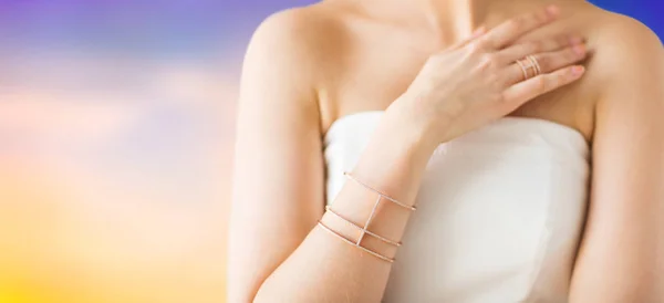 Primo piano di bella donna con anello e bracciale — Foto Stock