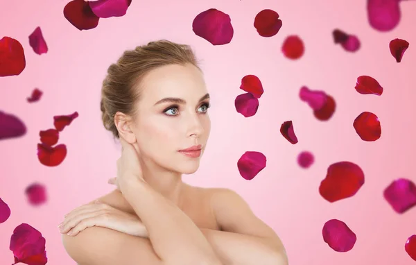 美丽裸露的妇女在玫瑰色花瓣背景 — 图库照片