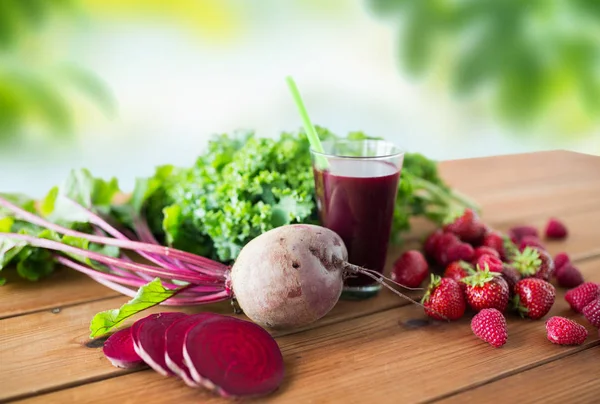 Glass of beetroot juice, fruits and vegetables — Stock Photo, Image