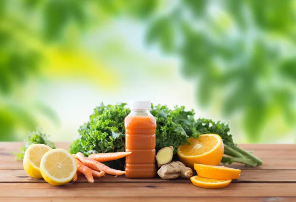 Botella con jugo de zanahoria, frutas y verduras —  Fotos de Stock