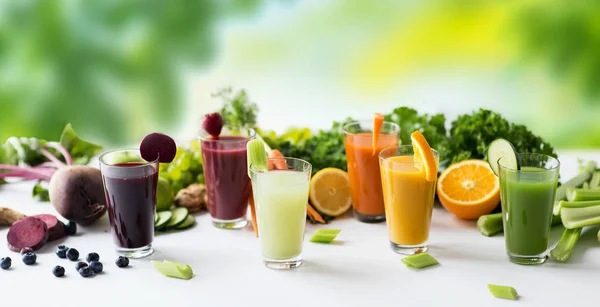 Glasögon med olika frukt- eller grönsaksjuice — Stockfoto