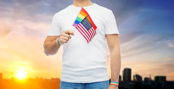 Gay hombre con american bandera y arco iris pulseras —  Fotos de Stock