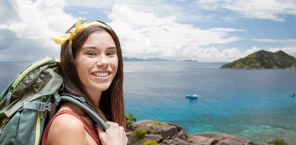 Mujer feliz con mochila sobre seychelles isla — Foto de Stock