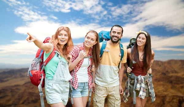 Groep vrienden met rugzakken in grand canyon — Stockfoto