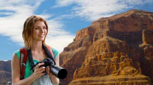 Mulher com mochila e câmera no Grand Canyon — Fotografia de Stock