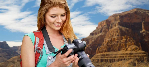 Mulher com mochila e câmera no Grand Canyon — Fotografia de Stock