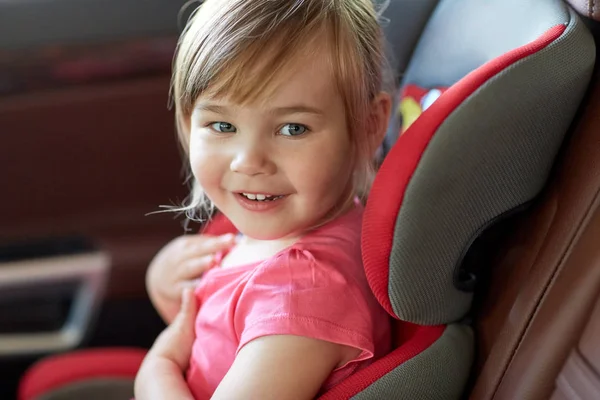 Primo piano di bambina seduta nel seggiolino auto — Foto Stock