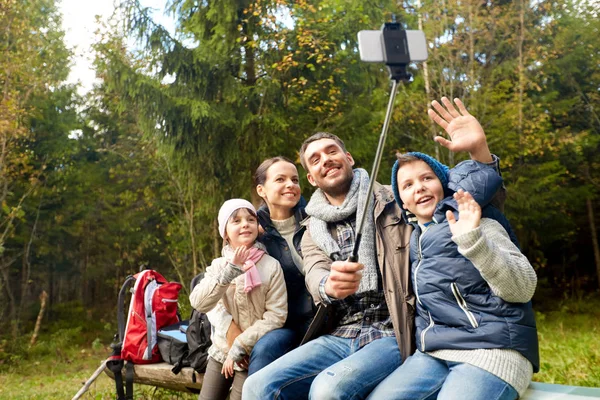 Felice famiglia escursionismo e prendere selfie — Foto Stock