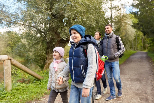 Семья с рюкзаками походы или прогулки в лесу — стоковое фото