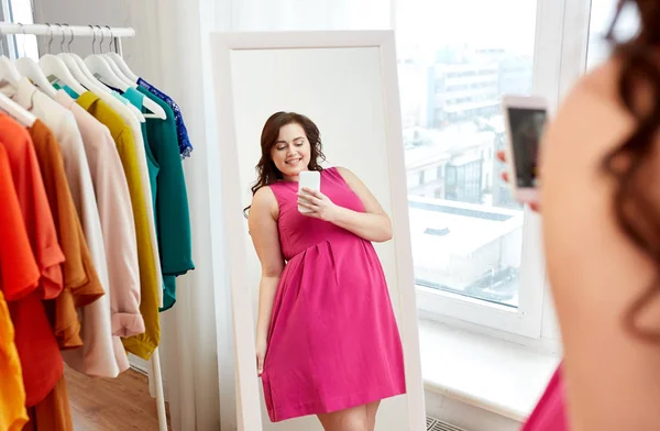 Plus size kvinna tar på spegel selfie hemma — Stockfoto