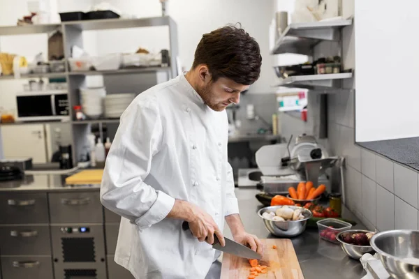 Szczęśliwy szef mężczyzna gotowanie jedzenie w restauracji kitchen — Zdjęcie stockowe