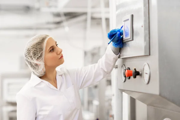 Computadora de programación de mujer en fábrica de helados — Foto de Stock