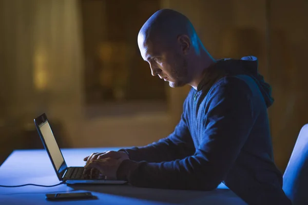 Хакер використовує ноутбук для кібер-атаки — стокове фото