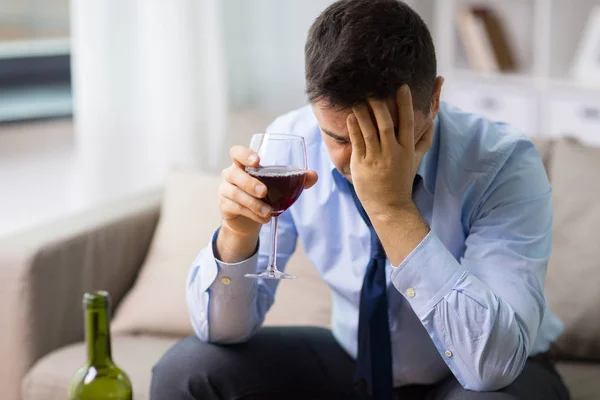 Alcoólico beber vinho tinto em casa — Fotografia de Stock