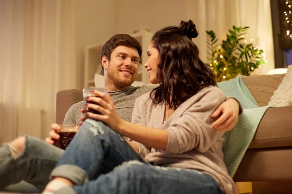 Happy couple drinking coffee and eating at home — Stock Photo, Image