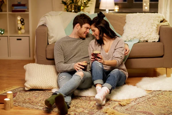 Happy couple drinking coffee and eating at home — Stock Photo, Image