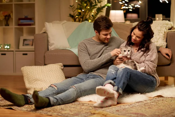 Happy couple with cat at home — Stock Photo, Image