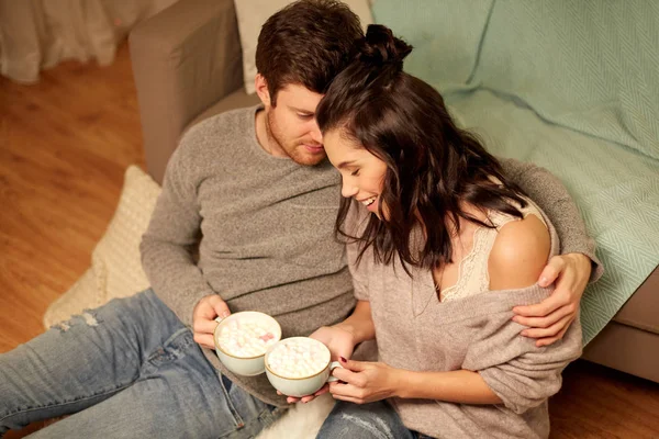 Feliz pareja bebiendo cacao en casa — Foto de Stock