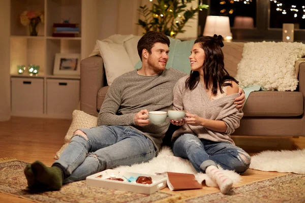 Feliz pareja bebiendo cacao en casa —  Fotos de Stock