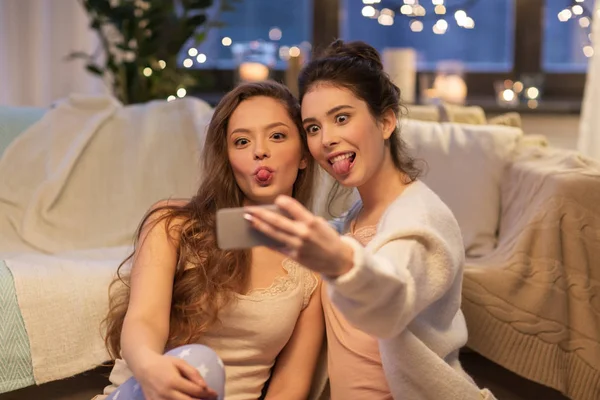 Amigas tomando selfie por smartphone en casa — Foto de Stock