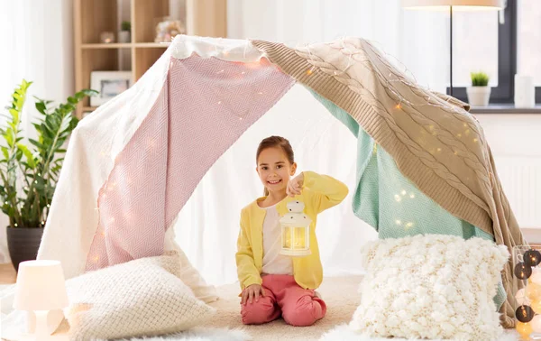 Kleines Mädchen mit Laterne im Kinderzelt zu Hause — Stockfoto