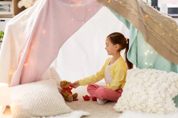 Menina brincando de festa de chá na tenda crianças em casa — Fotografia de Stock
