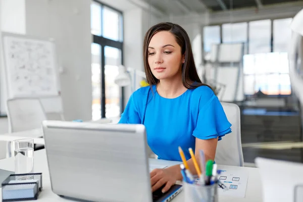 Zakenvrouw met laptop werken op kantoor — Stockfoto