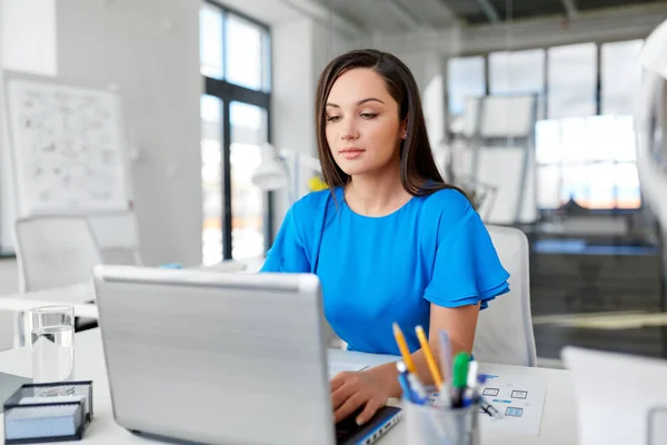 Mujer de negocios con portátil trabajando en la oficina — Foto de Stock