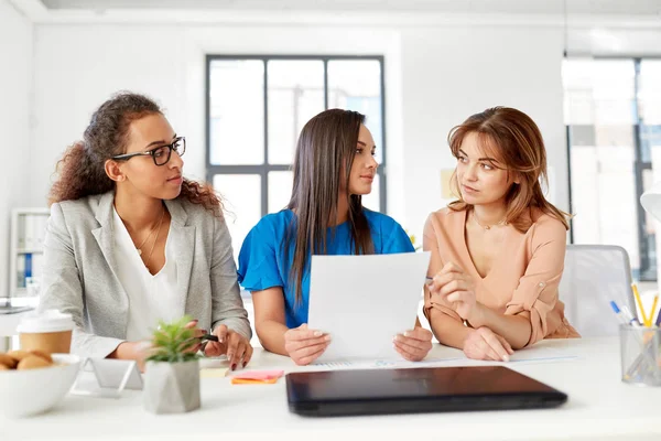 Geschäftsfrauen diskutieren im Büro über Papiere — Stockfoto