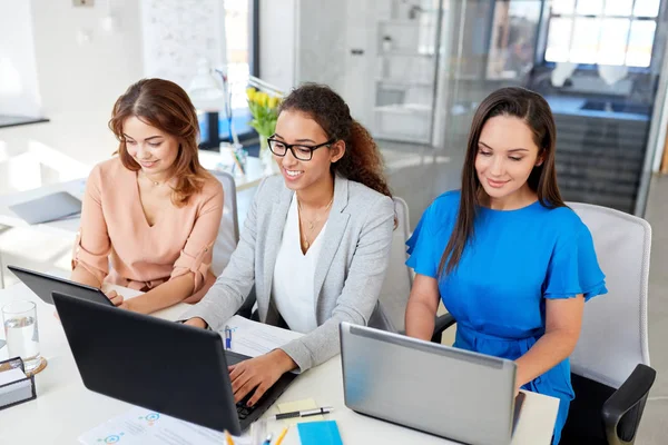 女企业家与平板电脑和笔记本电脑在办公室 — 图库照片