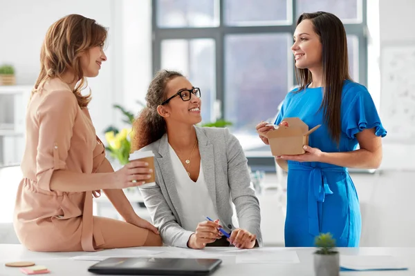 Businesswomen having lunch at office — Stock Photo, Image